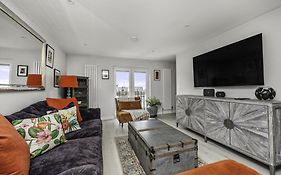Sunset Townhouse With Free Parking
